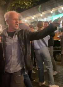Clemens beim Sirtaki Tanz